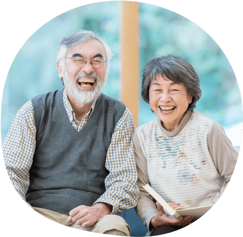 サービスを利用する高齢の男性と女性