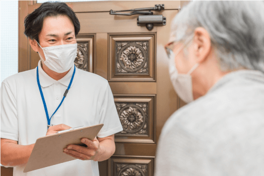 利用者を訪問するスタッフ