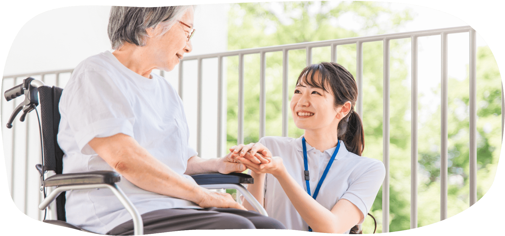 介護スタッフと利用者