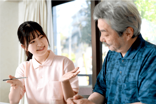 利用者に相談をうけるケアマネジャー