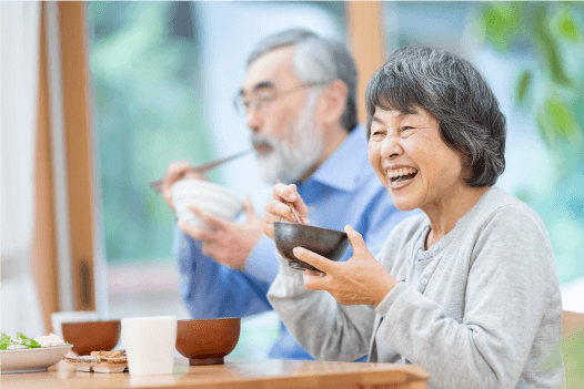 食事を楽しむ利用客