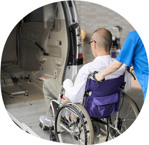 介護タクシーに乗る利用者