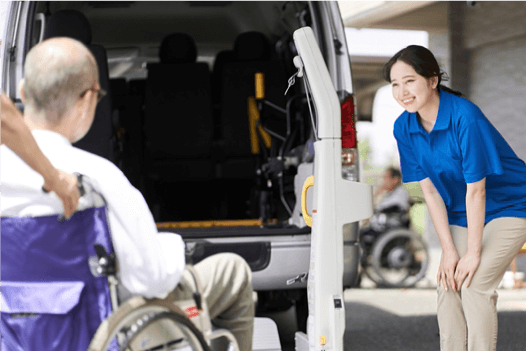 利用客に挨拶するスタッフ